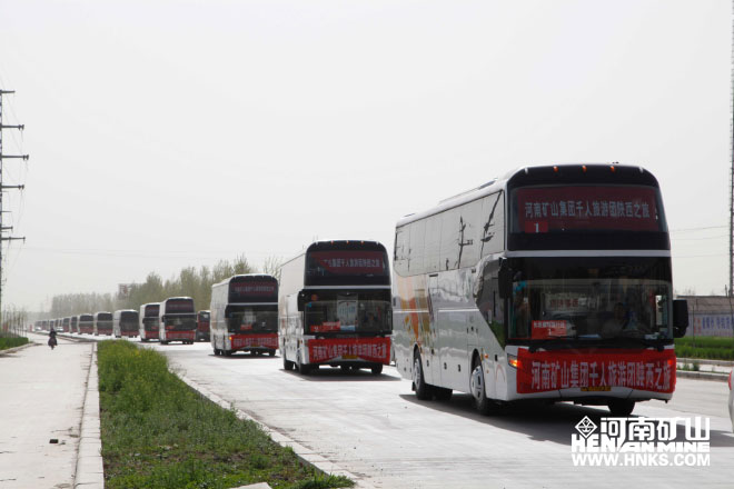 行進中的車隊，浩浩蕩蕩，蔚為壯觀.jpg