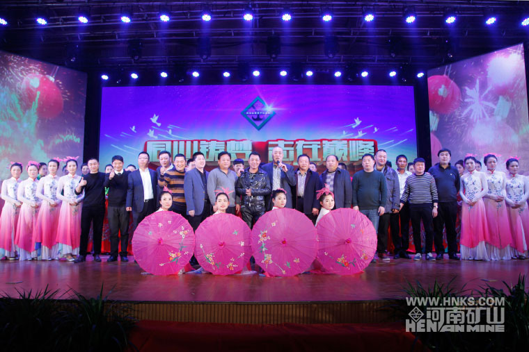 各位領(lǐng)導與演職人員合影留念.jpg